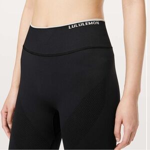 Lululemon Iconic Sweat Tight
Black / Ocean Mist 10 Leggings